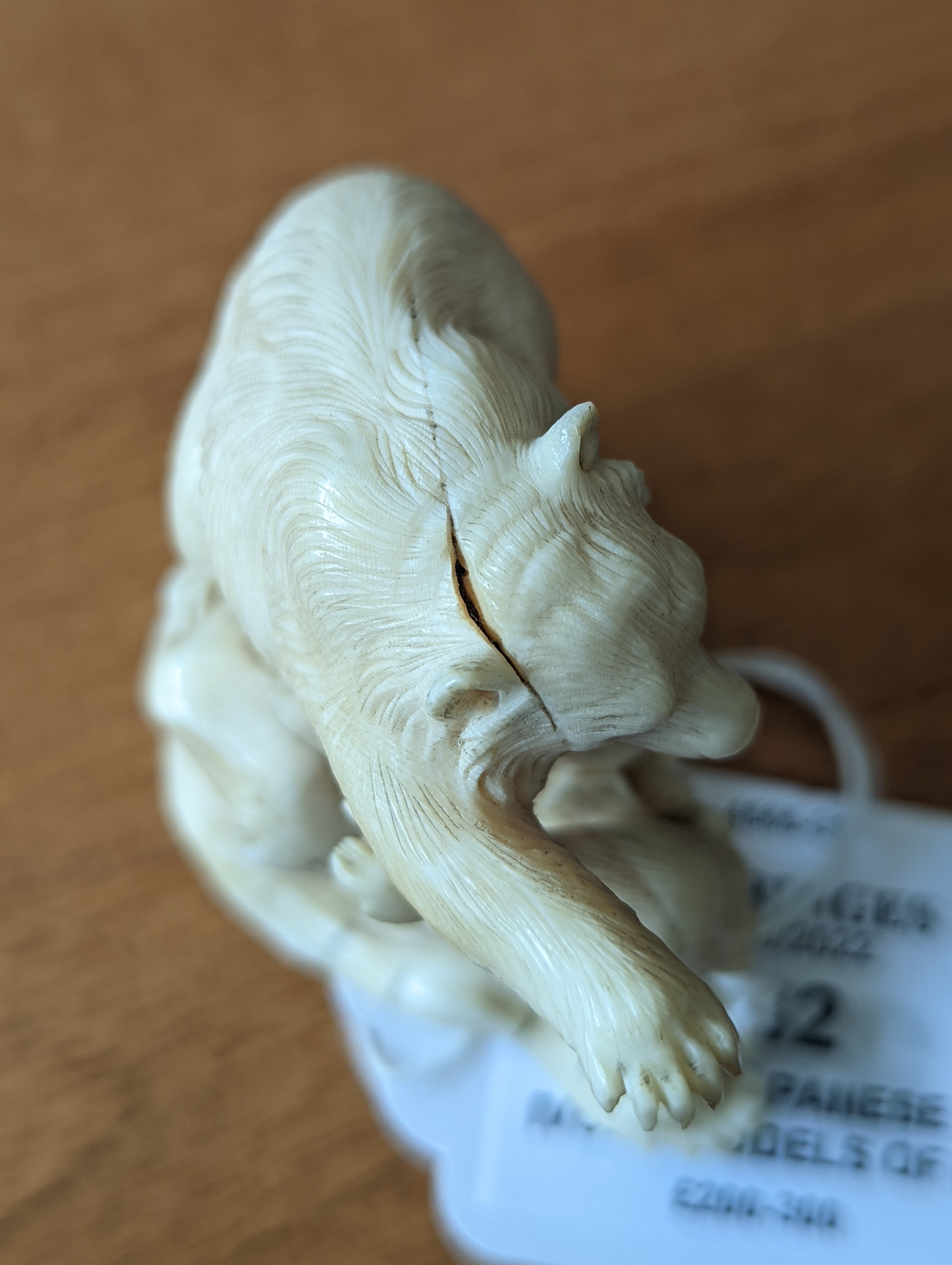 Two Japanese ivory models of bears, Meiji period 8cm